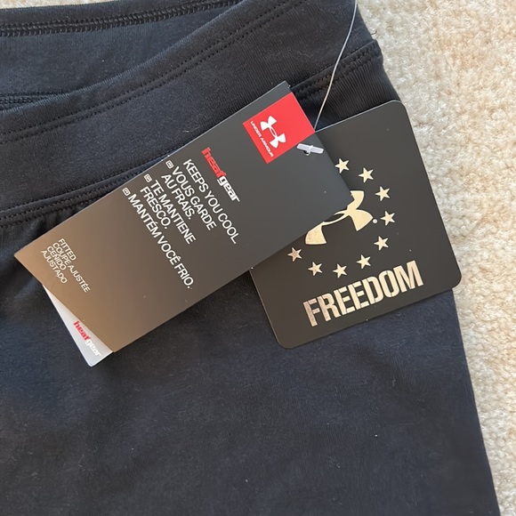 NWT! Under Armour Women’s Capri Leggings Fitted Black Large - Picture 4 of 6